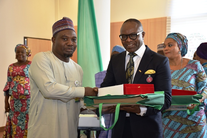 •Dr. Emmanuel Ibe Kachikwu, Honourable Minister of Petroleum Resources giving an award to outstanding performing officer Dr. Emmanuel Ibe Kachikwu, Honourable Minister of Petroleum Resources giving an award to outstanding performing officer
