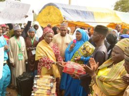 Aisha Buhari distributes food in Gombe