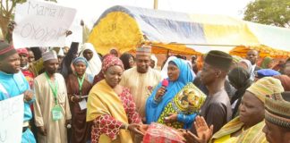 Aisha Buhari distributes food in Gombe