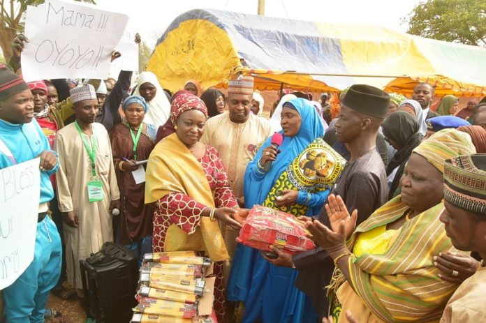 Aisha Buhari distributes food in Gombe