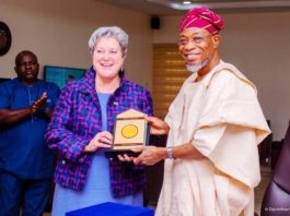 Minister of Inferior, Ogbeni Rauf Aregbesola (Right) presenting a souvenir to the US Ambassador to Nigeria, Her Excellency, Mary Beth Leonard