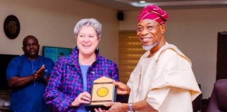 Minister of Inferior, Ogbeni Rauf Aregbesola (Right) presenting a souvenir to the US Ambassador to Nigeria, Her Excellency, Mary Beth Leonard