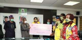 Lions club give cheque to FG