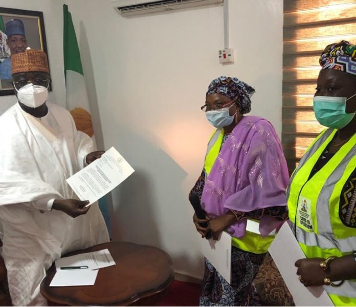nasarawa state (L-R) The Deputy Governor of Nasarawa State, Dr. Emmanuel Akabe, receiving letter of handing over of Covid-19 palliatives from the Director Legal Service of the Federal Ministry of Humanitarian Affairs, Disaster Management and Social Development, Laurat Ajima Elayo