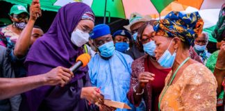 The Honourable Minister of Humanitarian Affairs, Disaster Management and Social Development, Sadiya Umar Farouq handing the Cash payment from the Conditional Cash Transfer to one of the beneficiaries during the flagg off at Holy Child Primary School, Nung Udoe Itak Ikono LGA in Akwa Ibom State on September 29, 2020.