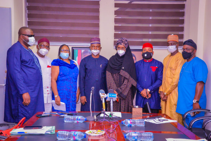 FMHADMSD, PWD (4TH-R) THE HONORABLE MINISTER OF HUMANITARIAN AFFAIRS, DISASTER MANAGEMENT AND SOCIAL DEVELOPMENT, SADIYA UMAR FAROUQ, (2ND-R) DIRECTOR OVERSEEING THE OFFICE OF THE PERMANENT SECRETARY, GREMA ALI ALHAJI,(3RD-L) DIRECTOR SPECIAL NEEDS, NNEKECHI ONWUKWE, (1ST-L) SPECIAL ADVISER ON SPECIAL NEEDS TO THE MINISTER, DANJUMA ATTAH, (2ND-l) ASSISTANT DIRECTOR FMHADMSD, LAWRENCE IDEMUDIA, (1ST-R) NIGERIA DEAF ADVOCATE BASED IN USA, SEGUN ALUKO,(3RD-R) NATIONAL SECRETARY GENERAL, NIGERIA NATIONAL ASSOCIATION OF THE DEAF (NNAD), CHIDI TOPEZ OLUJIE