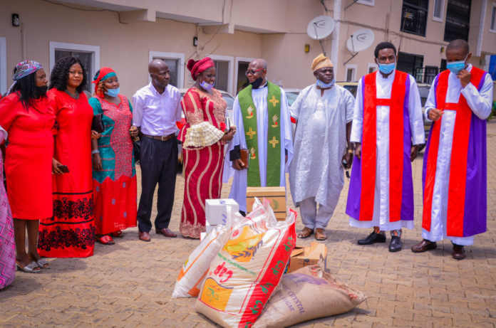(5th R) Representing the Honourable minister of Humanitarian Affairs, Disaster Management And Social Development, Chief Social Development Officer, Mfawa Usani,(3rd R) Social Development Officer,Joseph Dzungwe,(4thR) The Vicar of St Matthew Anglican Church, Ven Andrus Ukaejiofo, (From L), Social Development Officer, Eyejo Blessing,(2nd L), Blessing Ejeagh (3rdL) Eyojo Blessing,(4th L), Social Development Officer, Akin Alesinloye,