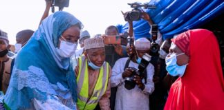 The Hnonourable Minister of Humanitarian Affairs, Disaster Management and Social Development Sadiya Umar Farouq presenting Rural Women in Sokoko state with N20,000 cash one-off Grant