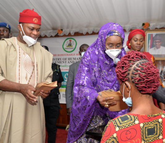 (2ND LEFT) THE HONOURABLE MINISTER OF FEDERAL MINISTRY OF HUMANITARIAN AFFAIRS DISASTER MANAGEMENT AND SOCIAL DEVELOPMENT, SADIYA UMAR FAROUQ, (1ST RIGHT) REPRESENTING THE GOVERNOR OF EBONYI STATE, THE DEPUTY GOVERNOR OF EBONYI STATE, KELECHI IGWE , (1ST LEFT) COMMISSIONER FOR HUMAN CAPITAL, HONOURABLE MISS ANN ALIGWE,(2ND LEFT) AMA NNACHI, DURING LAUNCH OF THE FEDERAL GOVERNMENT GRANT FOR THE RURAL WOMEN IN EBONYI STATE, AT THE OLD GOVERNMENT HOUSE EBONYI, ON THE 19TH NOVEMBER,2020. PHOTO: KHALID AHMED