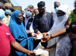 Representative of the Honourable Minister of Humanitarian Affairs, Disaster Management and Social Development, Director, Human Resource Management, Mr. Abdurahman Babatunde Jaji (3rd r); Village head of Karubiyi, Chief Dauda Dogo (r); Country Director of World Food Programme, Paul Howe (4th r); beneficiary, Mrs. Hadiza Isa and others, during the distribution of cash and food assistance to vulnerable people in Karamajiji, Abuja, on Friday 20th November 2020.