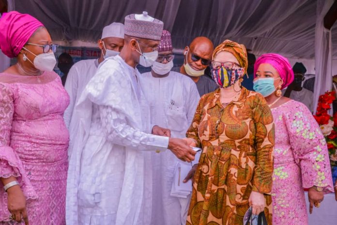 (1st Left) Representative of the Honourable Minister of Humanitarian Affairs, Disaster Management and Social Development, The Permanent Secretary of the Ministry, Bashir Nura Alkali, (2nd Left) The Deputy Governor, Lagos State, His Excellency Dr. Kadiri Obafemi Hamzat, (3rd Left) Honourable Commissioner Ministry of Wealth Creation and Employment, Honourable. Mrs Yetunde Arobieke, (1st Right) Director Humanitarian Affairs, Grema Ali Alhaji, (3rd Right) a Beneficiary, oluwatoyin Alade, during the Federal Government Special Grants for Rural Women in Lagos, held at Police College Ground Oba Akinjobi Way, G.R.A Ikeja, on the 29th, January, 2021. Photo: Khalid Ahmed. (1st Left) Representative of the Honourable Minister of Humanitarian Affairs, Disaster Management and Social Development, The Permanent Secretary of the Ministry, Bashir Nura Alkali, (2nd Left) The Deputy Governor, Lagos State, His Excellency Dr. Kadiri Obafemi Hamzat, (3rd Left) Honourable Commissioner Ministry of Wealth Creation and Employment, Honourable. Mrs Yetunde Arobieke, (1st Right) Director Humanitarian Affairs, Grema Ali Alhaji, (3rd Right) a Beneficiary, oluwatoyin Alade, during the Federal Government Special Grants for Rural Women in Lagos, held at Police College Ground Oba Akinjobi Way, G.R.A Ikeja, on the 29th, January, 2021. Photo: Khalid Ahmed.