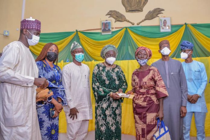IMG-20210130-WA0004 (2nd Right) Representative of the Honourable Minister of Humanitarian Affairs, Disaster Management and Social Development, The Permanent Secretary of the Ministry, Bashir Nura Alkali, (4th Left) The Deputy Governor of Ogun State, Her Excellency Noimat Salako-Oyedele, (2nd Left) Special Adviser to Governor on Women Affairs, Honourable Adijat Adeleye, (1st Left) Director Humanitarian Affairs, Grema Ali Alhaji, (3rd Left) Honourable Commissioner Special Duties and Intergovernmental Affairs, Barrister Femi Ogunbanwo, (1st Right) Permanent Secretary Special Duties and Intergovernmental Affairs, Mr Orasanya Kehinde, (3rd Right) a Beneficiary Saidat Akande, during the Federal Government Special Grant for Rural women in Ogun State, held at the Government Office, Ogun State, on the 30th January, 2021. Photo: Khalid Ahmed.