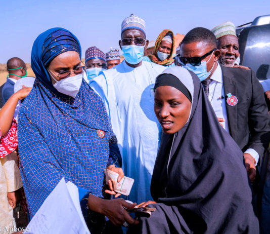 Minister of FMHADMSD launching the Federal Government Special Cash Grant for Rural Women at the Fulani settlement of Hutawa near Birnin Kebbi.