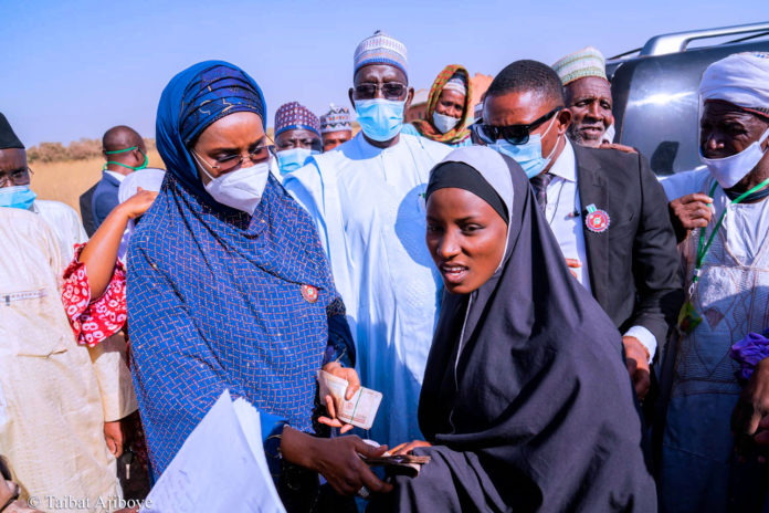 Minister of FMHADMSD launching the Federal Government Special Cash Grant for Rural Women at the Fulani settlement of Hutawa near Birnin Kebbi.