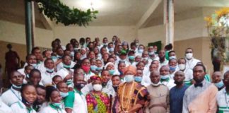 Participants at the 2021 Skill Acquisition Programme at Owode-Egba in Ogun state, middle is Oba Gbadebo Sowemimo of Owode-Egba land with the Director of Enterprise Promotion Dept, Mr Olugbegan Momoh