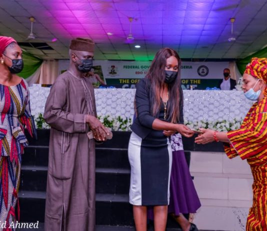(2nd Left) The Representative of the Honourable Minister of Humanitarian Affairs, Disaster Management and Social Development, Sadiya Umar Farouq, the Director Humanitarian Affairs, Grema Ali Alhaji, (2nd Right) the wife of the Deputy Governor of Edo State, Her Excellency, Mrs Maryam Philip-Shuaibu, (1st Left) Focal person National Social Investment Programme (NSIP) Edo State, Mrs Aluforkhai Ifueko, a Beneficiary of the Grant, Akugbe James, during the disbursement of the Federal Government Cash Grant for Rural Women in Edo State, on 24th March, 2021. Photo: Khalid Ahmed.