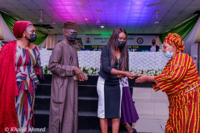 (2nd Left) The Representative of the Honourable Minister of Humanitarian Affairs, Disaster Management and Social Development, Sadiya Umar Farouq, the Director Humanitarian Affairs, Grema Ali Alhaji, (2nd Right) the wife of the Deputy Governor of Edo State, Her Excellency, Mrs Maryam Philip-Shuaibu, (1st Left) Focal person National Social Investment Programme (NSIP) Edo State, Mrs Aluforkhai Ifueko, a Beneficiary of the Grant, Akugbe James, during the disbursement of the Federal Government Cash Grant for Rural Women in Edo State, on 24th March, 2021. Photo: Khalid Ahmed.