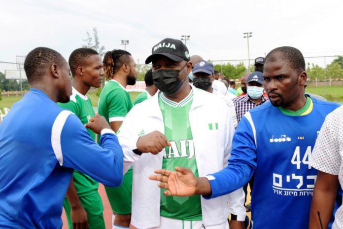 Hon. Minister of Youth n Sports Devlpt. Chief Sunday Dare exchanging pleasantries Hon. Minister of Youth & Sports Devlpt. Chief Sunday Dare exchanging pleasantries with team Kano players before the commencement of Male Handball Match during the Edo 2020 Games, 20th National Sports Festival @ Benin City, Edo State