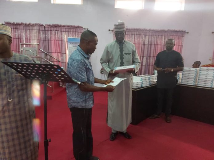 The representative of the Honourable Minister Abdullahi Usman and a beneficiary during the distribution of engagement letters and devices to independent monitors in Nassarawa State, 8th July, 2021.