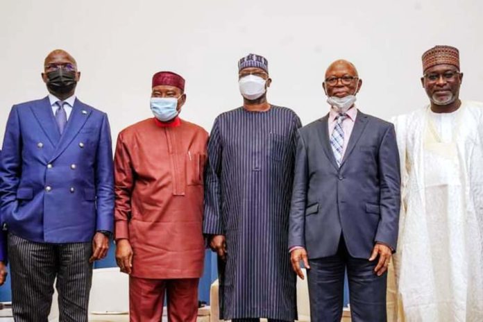 Special Townhall Meeting Special Guest of Honour and Secretary to the Government of the Federation, Mr Boss Mustapha (middle); Hon. Minister of Works and Housing, Mr. Babatunde Fashola, SAN (left); his Water Resources counterpart, Engr. Suleiman Adamu (right); former Chairman of the All Progressives Congress (APC) and Chairman of the event, Chief John Odigie-Oyegun (2nd right) and Chairman, Business Hallmark Public Policy Forum, Chief Marc Wabara (2nd left) in a group photograph shortly after the Special TownHall Meeting with the theme,” Nigeria Infrastructure Revolution: Road to a New Future”, organized by the Business Hallmark Public Policy Forum at the Shehu Musa Yar’Adua Centre, Abuja