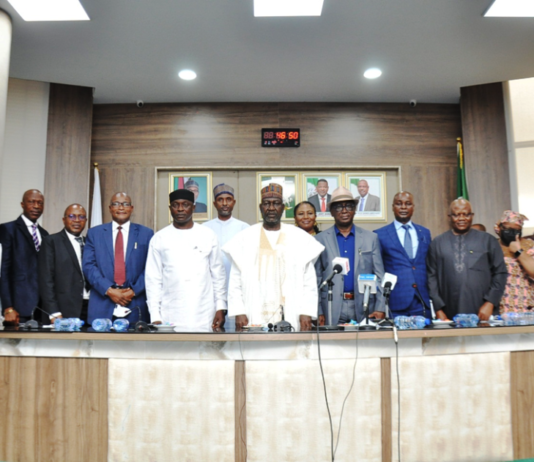 THE NEW MINISTER OF POWER, HIS EXCELLENCY, ENGR. ABUBAKAR D. ALIYU, (CENTRE); ON HIS RIGHT, THE PERMANENT SECRETARY, WILLIAM ALO, AND DIRECTORS OF THE MINISTRY, DURING THE MINISTER’S RESUMPTION