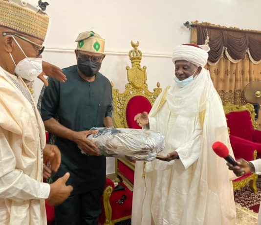 Presentation of gift to the HMSH by the Emir