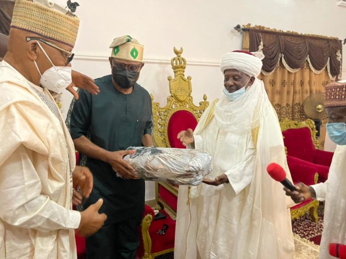 Presentation of gift to the HMSH by the Emir