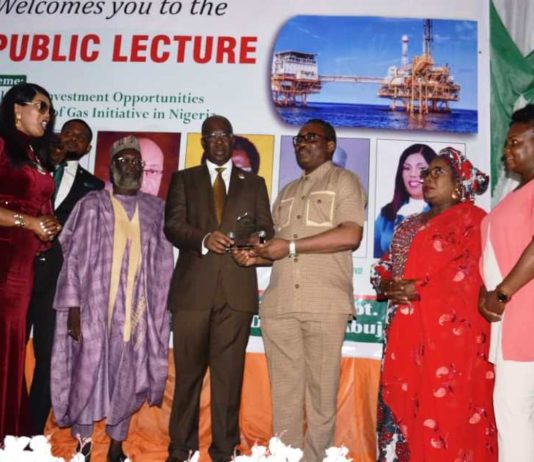 Chief Timipre Sylva in a group photograph.