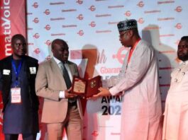 The Director Overseeing the Office of the Permanent Secetary, Engr. Busari Kamoru receiving the award on behalf of the Hon. Minister of State for Petroleum Resources, Chief Timipre Sylva