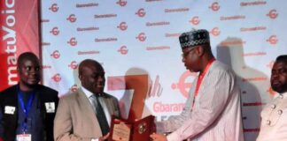 The Director Overseeing the Office of the Permanent Secetary, Engr. Busari Kamoru receiving the award on behalf of the Hon. Minister of State for Petroleum Resources, Chief Timipre Sylva