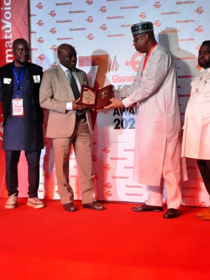 Permanent Secetary, Engr. Busari Kamoru The Director Overseeing the Office of the Permanent Secetary, Engr. Busari Kamoru receiving the award on behalf of the Hon. Minister of State for Petroleum Resources, Chief Timipre Sylva