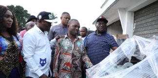 Ikpeazu Hands Over Electrical Transformers To 2 Different Groups