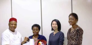 PS GSO, Dr. Nnamdi Mbaeri (L), while presenting a prize to one of the awardees of the ICT for Change Programme as officials from Huawei look on.