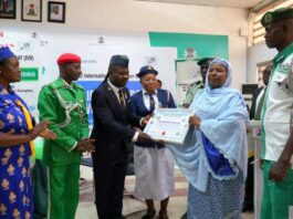 SA to President on Policy and Coordination, Dr. Habiba Lawal (2nd) presenting an award to one of the awardees during 2022 IVD in Abuja