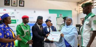 SA to President on Policy and Coordination, Dr. Habiba Lawal (2nd) presenting an award to one of the awardees during 2022 IVD in Abuja