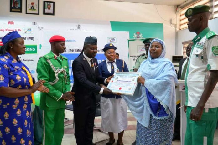 SA to President on Policy and Coordination, Dr. Habiba Lawal (2nd) presenting an award to one of the awardees during 2022 IVD in Abuja