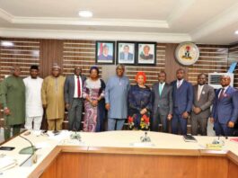 The Honourable Minister, Arc Olamilekan Adegbite (middle), The Honourable Minister of State, Senator Gbemisola Saraki (5th from the right), The Permanent Secretary, Dr Oluwatoyin Akinlade (5th from the left), Head of Energy and National Resources (KPMG), Mr Ayo Salami (4th from the right) and his team paid a courtesy visit at the Ministry's Headquarters, Abuja on Thursday December 15, 2022.