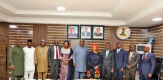 The Honourable Minister, Arc Olamilekan Adegbite (middle), The Honourable Minister of State, Senator Gbemisola Saraki (5th from the right), The Permanent Secretary, Dr Oluwatoyin Akinlade (5th from the left), Head of Energy and National Resources (KPMG), Mr Ayo Salami (4th from the right) and his team paid a courtesy visit at the Ministry's Headquarters, Abuja on Thursday December 15, 2022.