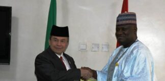 The Minister of Defence, Maj Gen. Bashir Salihi Magashi (rtd) represented by the Permanent Secretary, Ministry of Defence, Dr Ibrahim Abubakar Kana, mni holding the Letter of Intent with the Indonesia Ambassador to Nigeria Dr Hustra Harahap after both parties signed the agreement at Ship House, Abuja