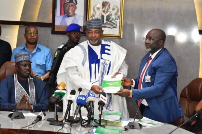 L-R, The Hon. Minister of Agriculture and Food Security, Senator Abubakar Kyari receiving Hand Over Note from the Permanent Secretary, FMAFS, Dr Ernest Umakhihe, during the Assumption of Duty of the Hon. Ministers.