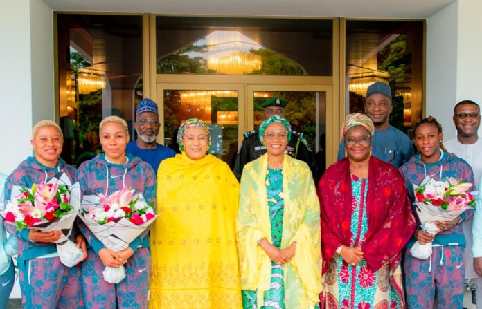 Super Falcon players and other officials of the NFF HE First Lady of the Federation Republic of Nigeria, Senator Oluremi Tinubu CON, (middle)flanked on the right by HE Wife of the Vice President, Hajia Nana Shettima (3rd left), Wife of the Senate President, Mrs Ekaette Akpabio(2nd right), Super Falcon players and other officials of the NFF, during their reception by her Excellency, in Abuja