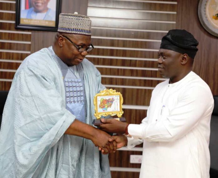 courtesy visit to the Ministry of Mines Left: Director, Human Resource Mgt. Dept.; Alhj. Mohammed K. Suleiman, mni ( rep. Perm.Sec.) presenting a souvenir to His Excellency, the Executive Governor of Taraba State, Dr. Agbu Kefas; during a courtesy visit to the Ministry of Mines & Steel Devlpt. Hdqtrs Abuja.