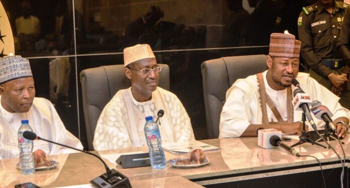Midle: Hon. Minister, Housing and Urban Development, Arc Ahmed Dangiwa; Hon Minister of State, Housing and Urban Development, Abdullahi Tijjani Gwarzo (left) and Governor of Katsina State, Dikko Umaru Radda (righ), during the Governor's courtesy visit to the Ministry of Housing Tuesday, September 19th, 2023.