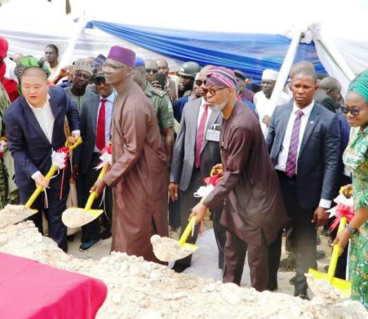 Left to Right: Emir of Nasarawa, His royal Highness Ibrahim Usman Jibrin; Ganfeng Staff, HE. Executive Governor of Nasarawa State, EngrAbdullahi Sule, Hon Minister for Solid Minerals Devpt, Dr Oladele Alake & Permanent Secretary, Dr. Mary Ogbe performing the act of groundbreaking ceremony of the Lithium Battery Processing Energy Factory.
