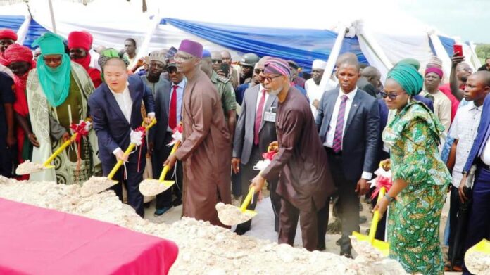 Left to Right: Emir of Nasarawa, His royal Highness Ibrahim Usman Jibrin; Ganfeng Staff, HE. Executive Governor of Nasarawa State, EngrAbdullahi Sule, Hon Minister for Solid Minerals Devpt, Dr Oladele Alake & Permanent Secretary, Dr. Mary Ogbe performing the act of groundbreaking ceremony of the Lithium Battery Processing Energy Factory.