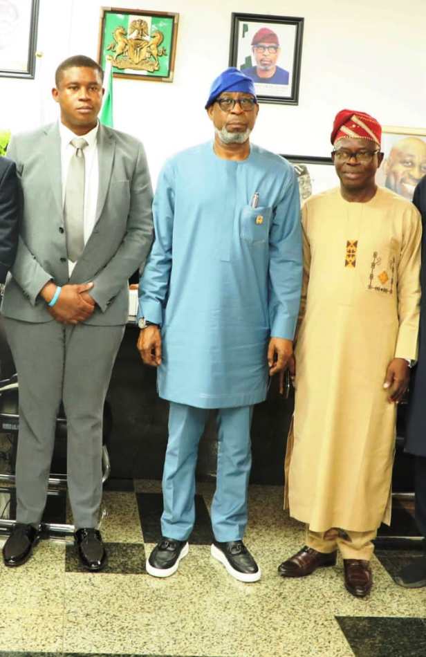 Miners Association of Nigeria Middle: Hon Minister for Solid Minerals Devpt. Dr Oladele Alake; Right: Mr Dele Ayanleke, National President, Miners Association of Nigeria; Left: Samakhelo Madlabane, Event Director, VUKA Group