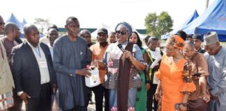 The Representative of Permanent Secretary, FMAFS, Mrs Fausat Lawal,( Second Person from Right)during the distribution of Agricultural inputs and Animal Feed to farmers in FCT.