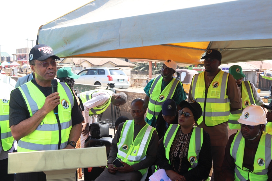 L-R, Managing Director/CEO, FERMA, Engr. (Dr.) Chukwuemeka Agbasi, FNSE, FNIHTE, delivering his speech at the flag-off of “Operation Connect Your Destination” today 19th December, 2023