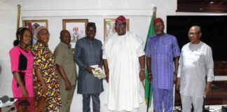 Chairman, Federal Civil Service Commission (FCSC), Prof. Tunji Olaopa (Middle in white) with the National President Comrade Tommy Etim Okon PhD (Immidiate left) and other members of the Union and Staff of the Commission during the visit of the Association Wednesday.