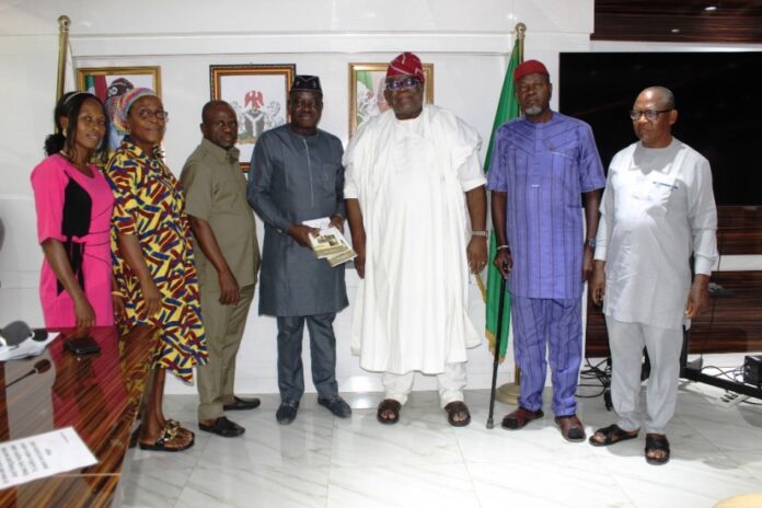 Chairman, Federal Civil Service Commission (FCSC), Prof. Tunji Olaopa (Middle in white) with the National President Comrade Tommy Etim Okon PhD (Immidiate left) and other members of the Union and Staff of the Commission during the visit of the Association Wednesday.